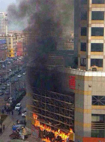 山東濰坊聯(lián)通大廈著火